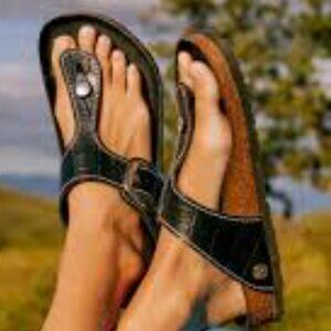 Birkenstock Staud Gizeh big buckle sandals